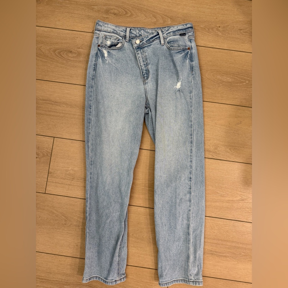 Cello light wash women’s jeans with overlapping button